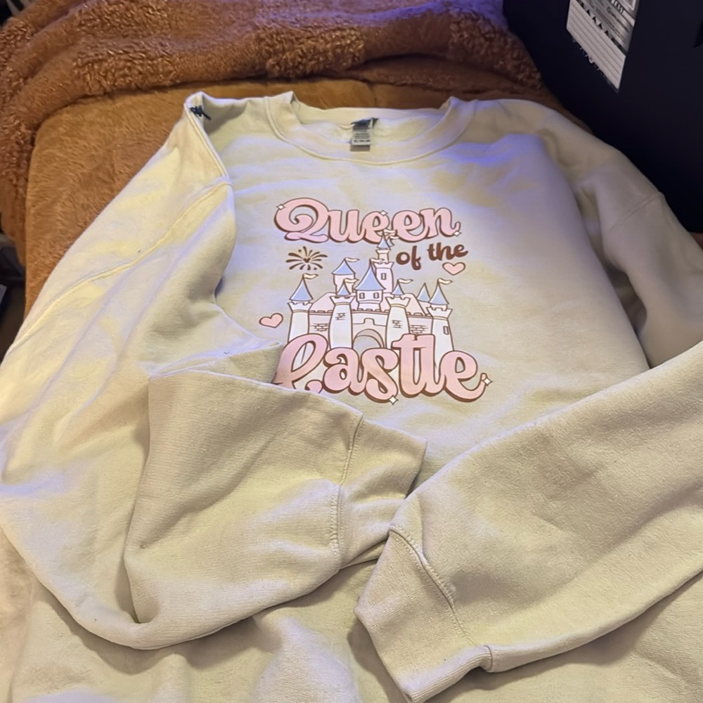 Queen of the castle crew neck sweatshirt preowned